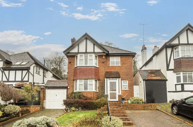 Russell Green Close, Purley CR8 2NR, photo 1