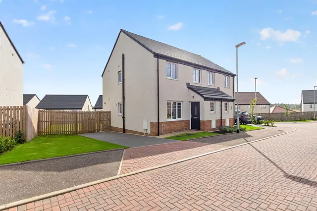 3 bedroom house — Lily Drive, Glasgow