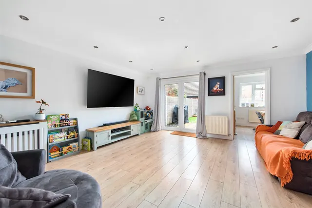 Photo 2 — Baywood Close, Farnborough, Hampshire, GU14 9YE