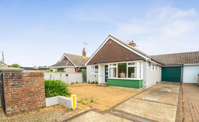 Kingsmead Gardens, Middleton-On-Sea, PO22, photo 1