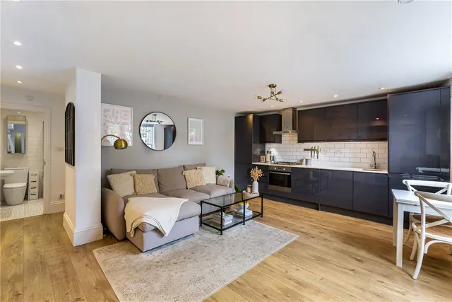 Fitzwilliam Road, London, SW4, photo 2