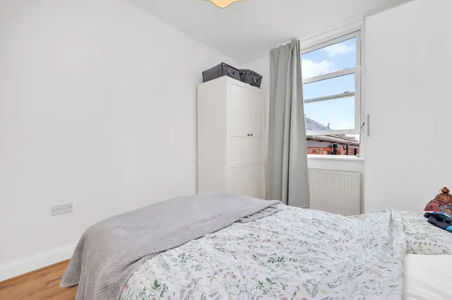 Cricklewood Broadway, London, NW2, photo 3
