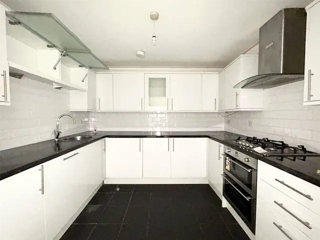 Margaret Court, Lennoxtown, G66, photo 3
