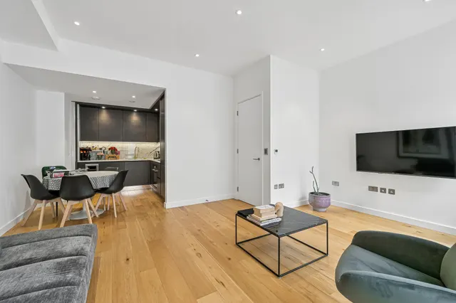Photo 3 — 8 Esther Anne Place, London, N1