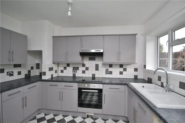 Larch Avenue, Guildford, GU1, photo 1