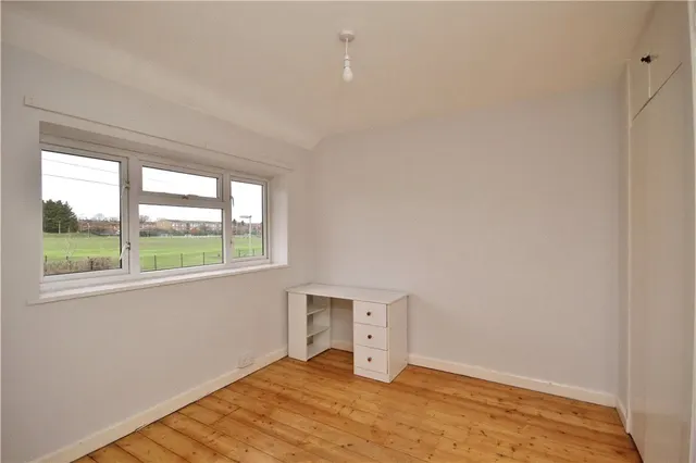 Larch Avenue, Guildford, GU1, photo 2