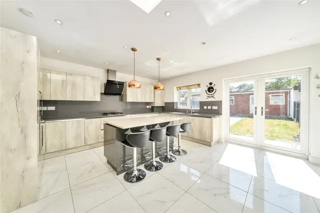 Ravenswood Crescent, Harrow, HA2, photo 2