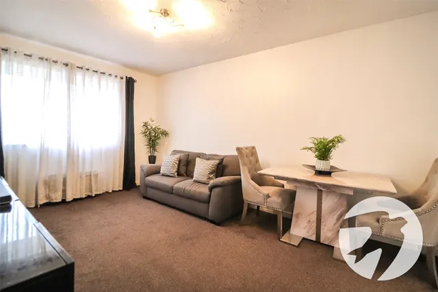 Chandlers Drive, Erith, DA8, photo 2