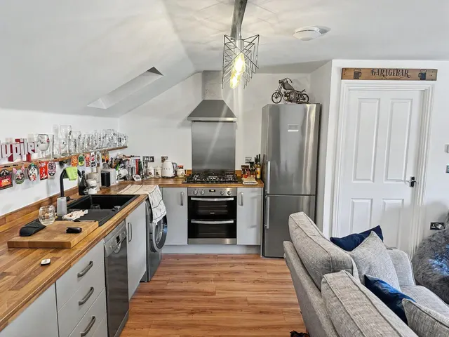 Barnes Court, Stamford, PE9, photo 3