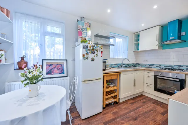 Photo 3 — 128a Southway, Guildford