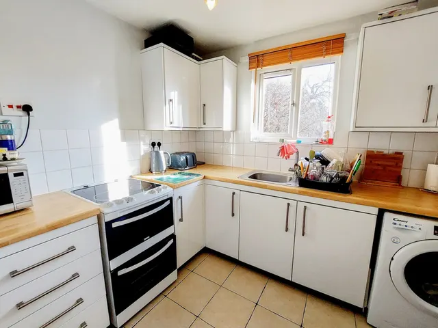 Gresham Court, Staines, TW18, photo 2