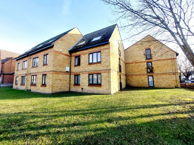 Gresham Court, Staines, TW18, photo 1