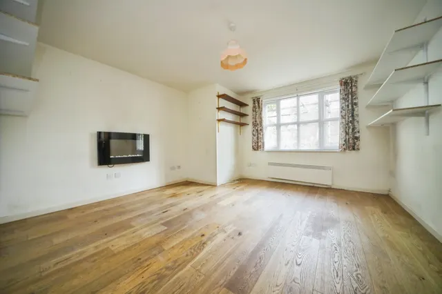Denham Close, Bury St. Edmunds, IP33, photo 2