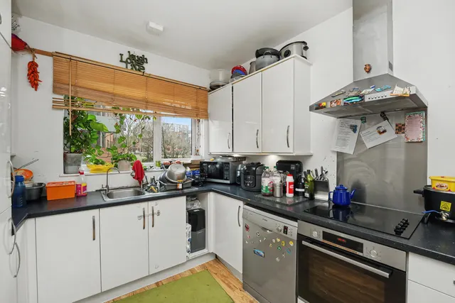 Canning Square, Enfield, EN1, photo 3