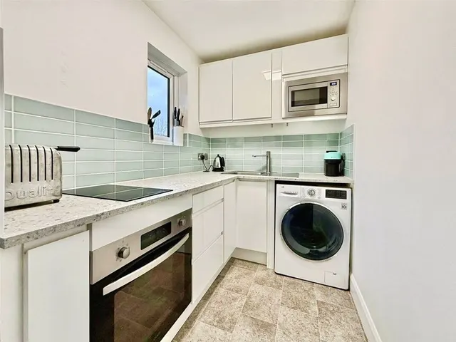 Photo 2 — Heatherbank Close, Crayford, Dartford, DA1