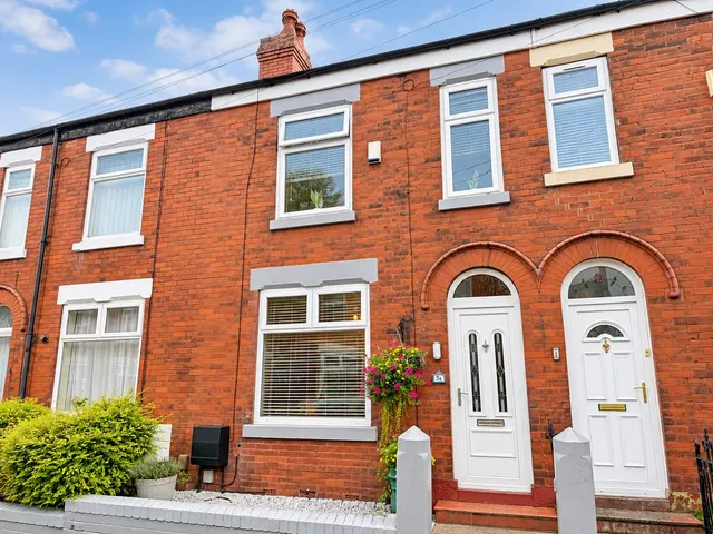 Rosebery Street, Great Moor, SK2, photo 1
