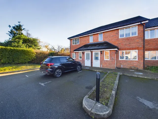 Hanover Close, Ashford, TW15, photo 1