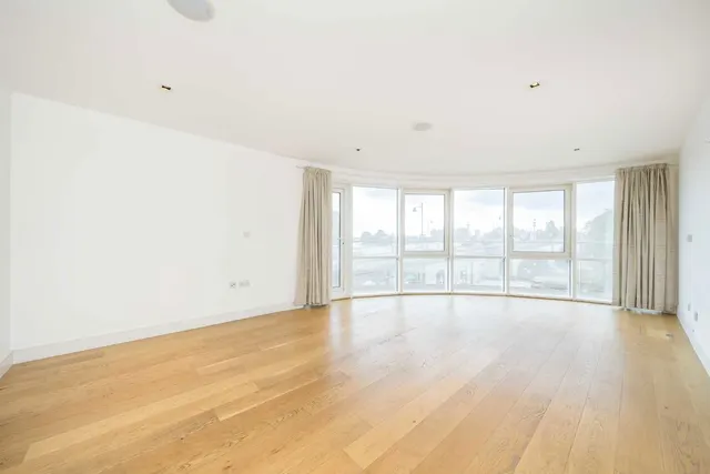 Kew Bridge Road, TW8, photo 2