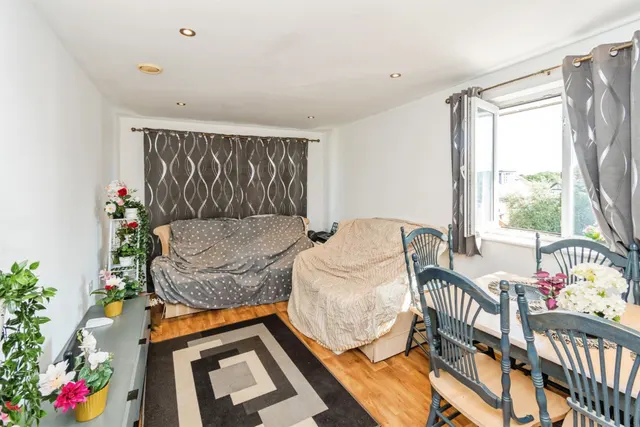 Photo 2 — Oakfield Gardens, Southampton