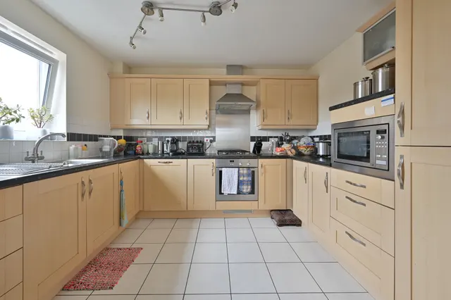 Photo 3 — 12 Mayfair Court, Observer Drive, Watford