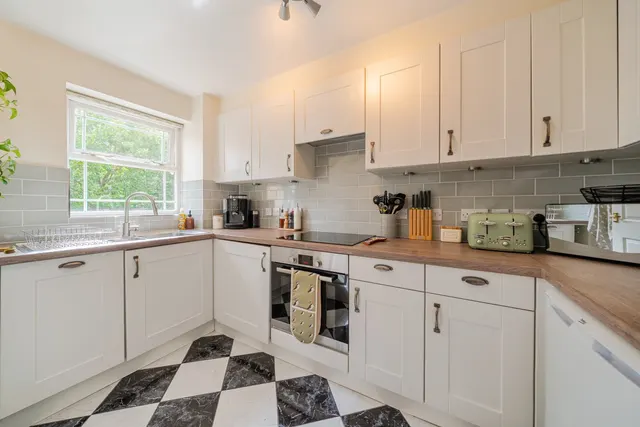 Photo 3 — Coates Avenue, Battersea, London, SW18