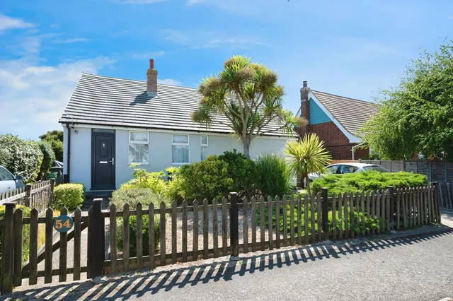 Wheatlands Avenue, Hayling Island, PO11, photo 1