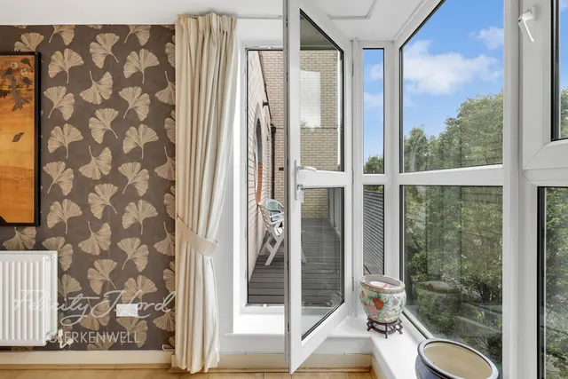 Seward Street, London, photo 3