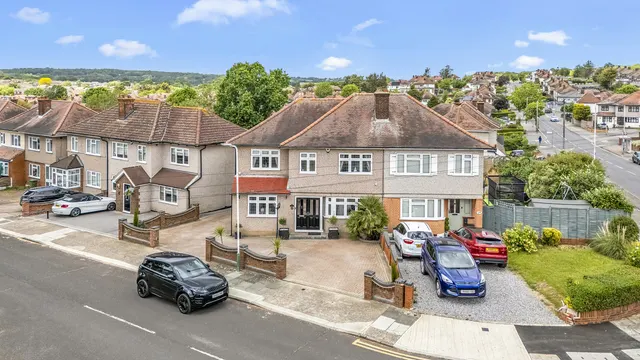 Dominion Drive, Romford, Collier Row, RM5 2QP, photo 1
