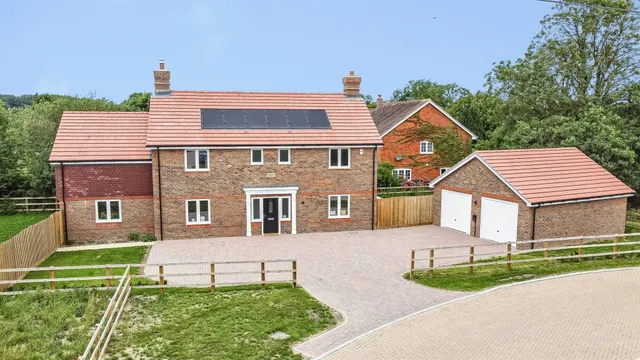 Fields View Close, Pamber End, Tadley, photo 1