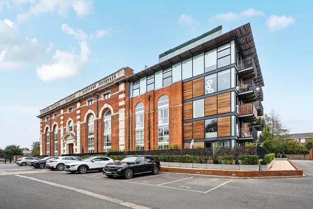 Great West Road, Hammersmith, W6, photo 1