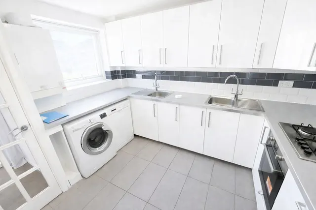 Photo 3 — Parson Street, Hendon NW4 1QT