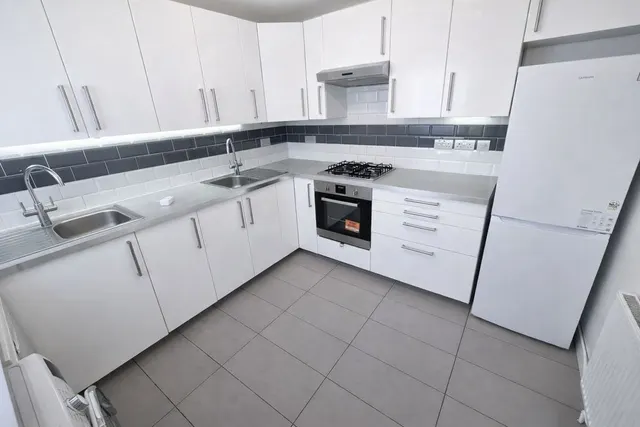 Photo 2 — Parson Street, Hendon NW4 1QT