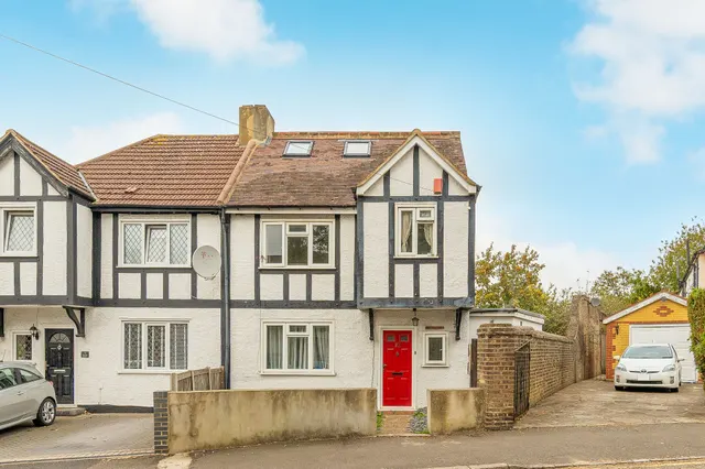 6 bedroom house — 10 Deanfield Gardens, Hurst Road, Croydon