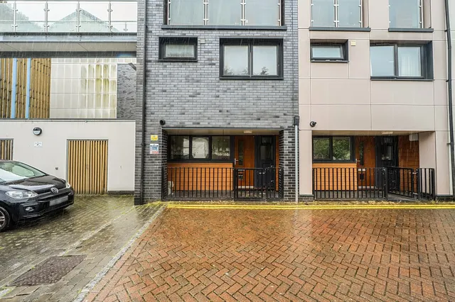 2 bedroom flat — Evenlode, Maidenhead