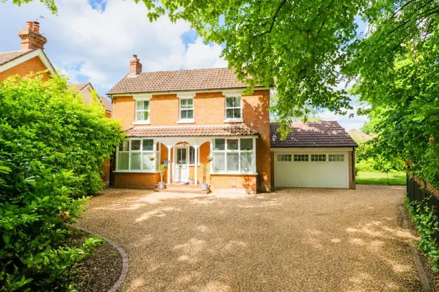 Aldershot Road, Fleet, photo 1