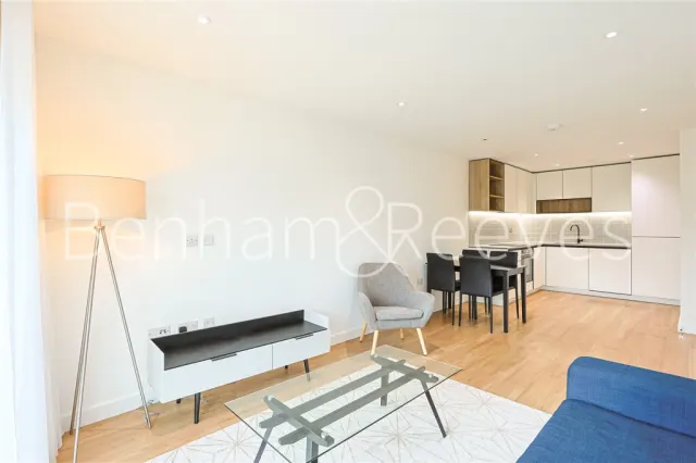 2 bedroom flat, Beaufort Square, Staines-upon-Thames, NW9