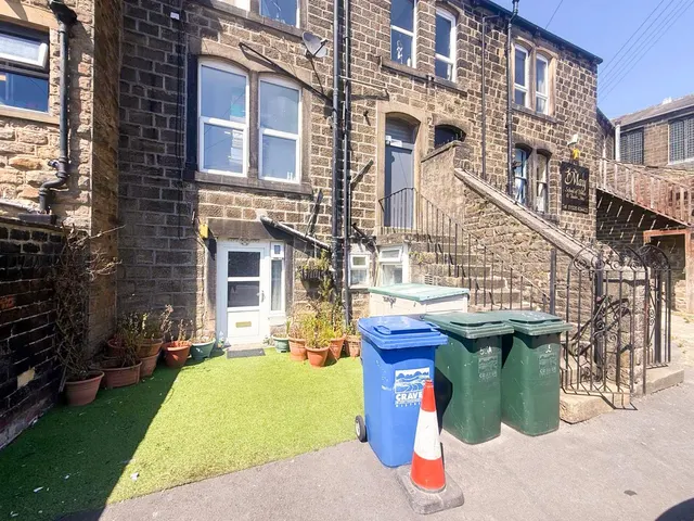 Main Street, Cross Hills, BD20 8TT, photo 1