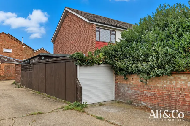 Photo 2 — Waverley Gardens, Grays, Essex, RM16 2TJ