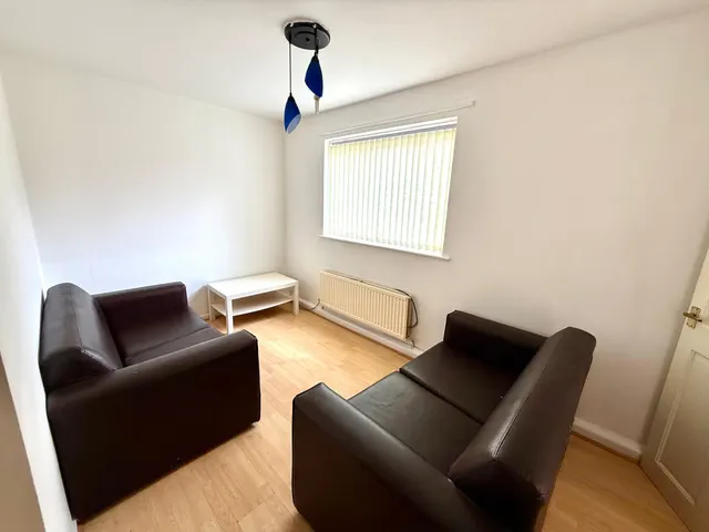 Photo 2 — Room 2, Milnrow Close, City Centre Border M13