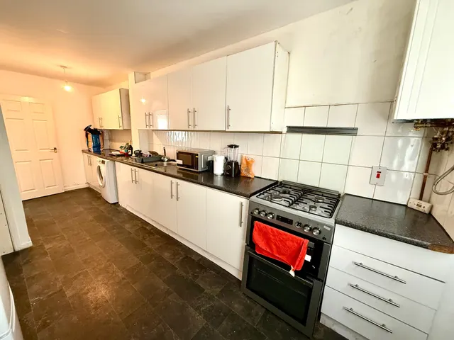 Photo 3 — Room 2, Milnrow Close, City Centre Border M13