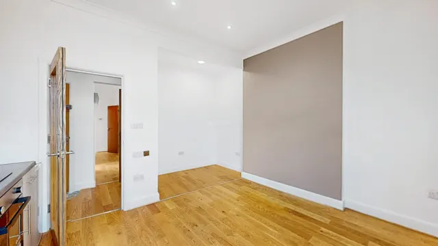 High Road, London, NW10, photo 2