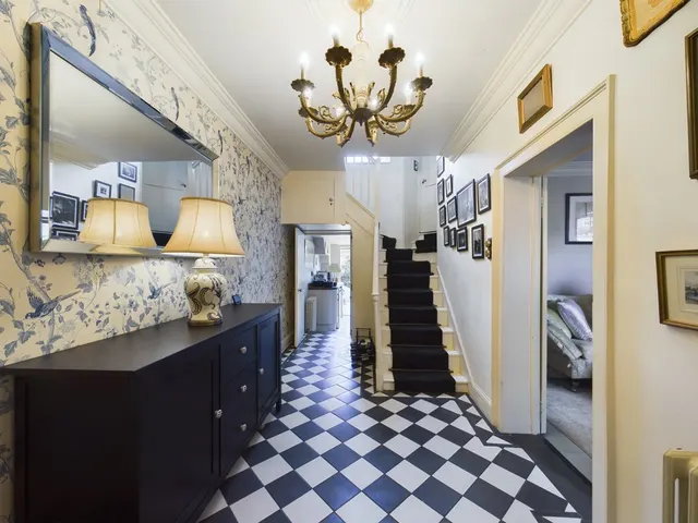 High Street, Stanwell, TW19, photo 1