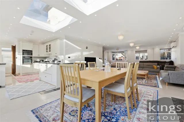 Croft Close, London, photo 3