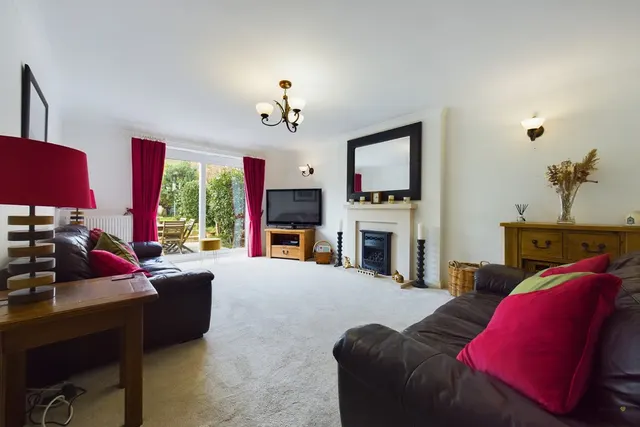 Oakover Close, Uttoxeter, photo 3
