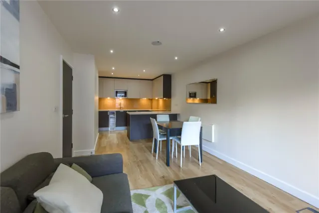 Boulevard Drive, Beaufort Park, NW9, photo 3