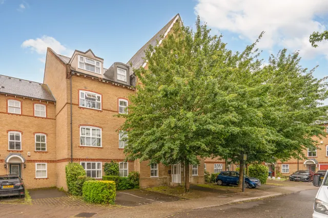 Photo 3 — 85 Chamberlayne Avenue, Wembley