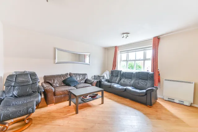 85 Chamberlayne Avenue, Wembley, photo 1