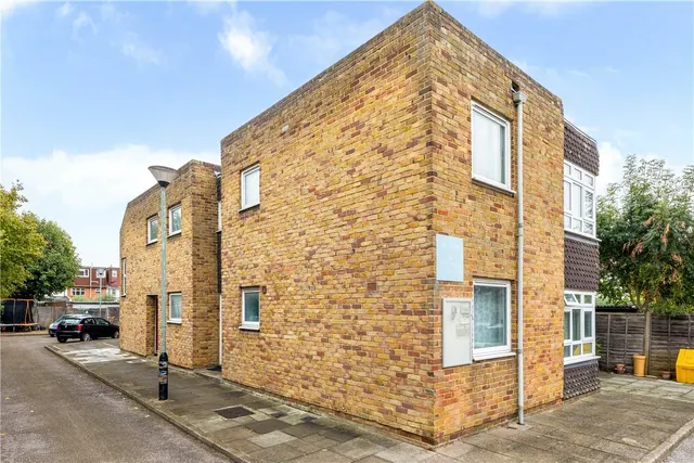 Effra Road, London, SW19, photo 1