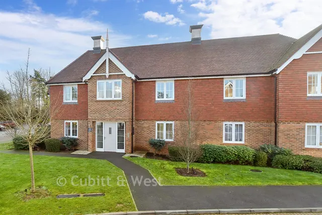 Sycamore Road, Cranleigh, GU6, photo 1