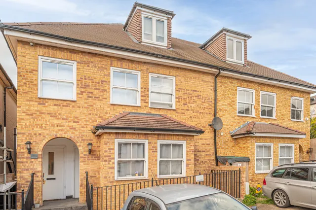 London, NW4, photo 1